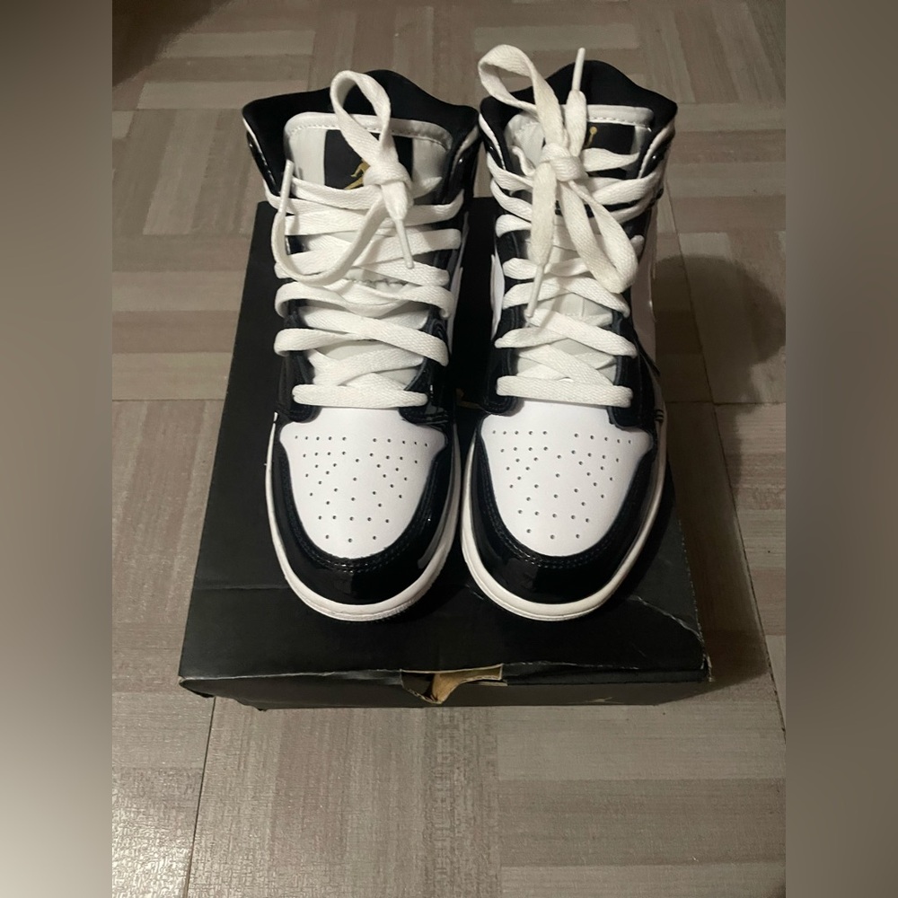 Jordan Mens Air 1 Mid SE (GS) BQ6931 007 Black Gold Patent Leather - Size 4 Y